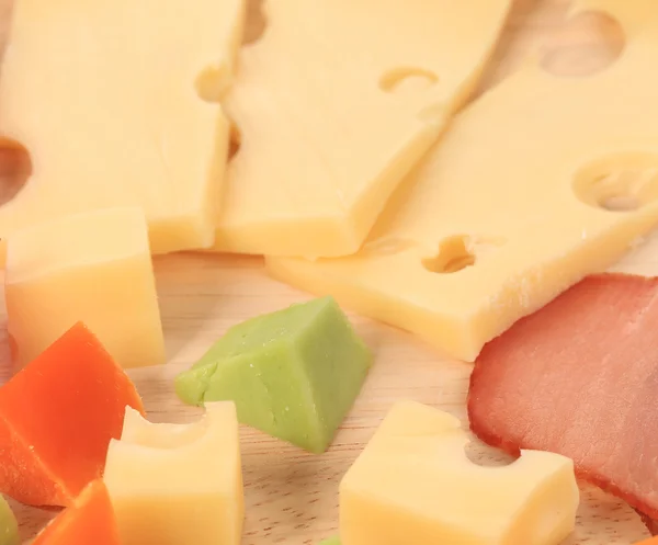 Különböző típusú sajt fából készült tál. — Stock Fotó