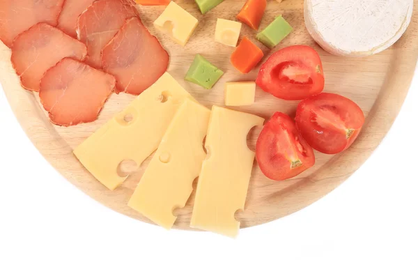 Vários tipos de queijo em bandeja de madeira . — Fotografia de Stock