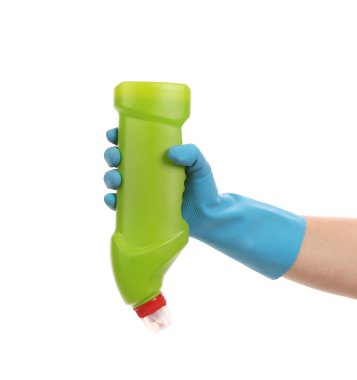 Torpido gözünde yeşil şişe tutan el.