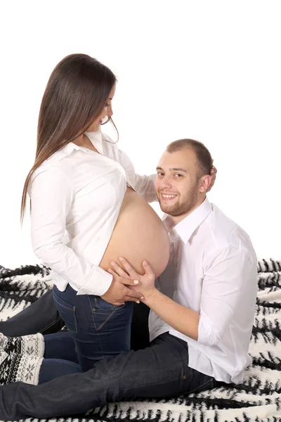 Hombres felices sonriendo con una mujer embarazada . —  Fotos de Stock