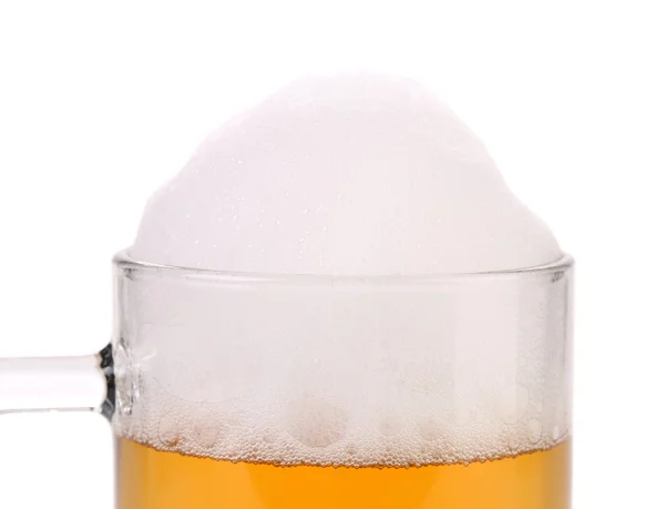 Closeup de vidro de cerveja com espuma . — Fotografia de Stock