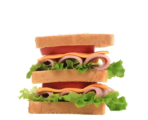 Большой сэндвич со свежими овощами . — стоковое фото