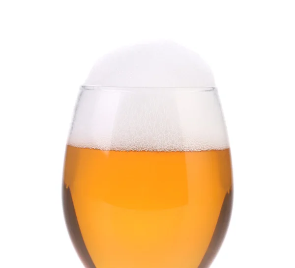 Closeup de vidro de cerveja com espuma . — Fotografia de Stock