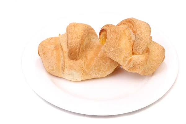 Läcker croissant på tallrik. — Stockfoto