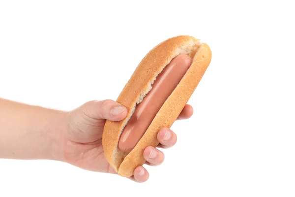 Hand hält ungekochten Hotdog. — Stockfoto