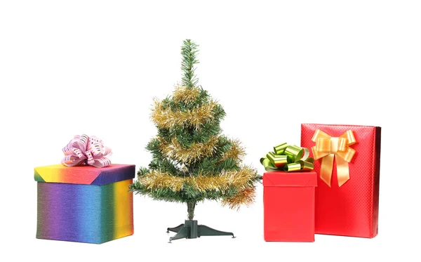 Weihnachtsbaum mit zwei Geschenkboxen. — Stockfoto