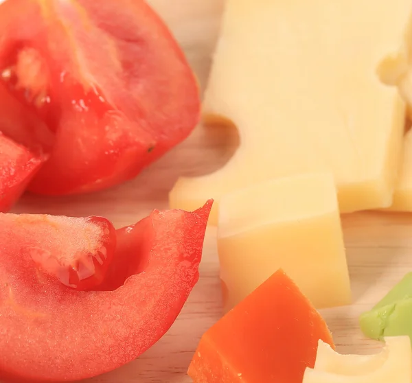 Close up van zonder kaas en tomaten. — Stockfoto