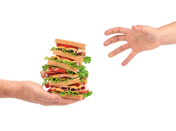 Sanduíche com tomate e queijo nas mãos . — Fotografia de Stock