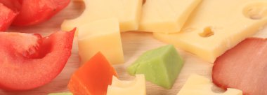 varoius peynir ve domates ile yakından.