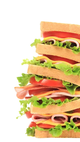 Большой сэндвич со свежими овощами . — стоковое фото