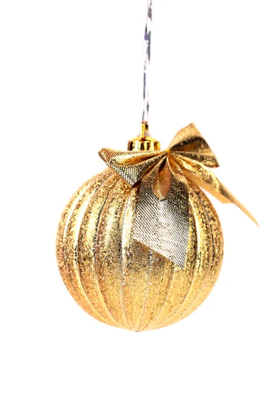 Goldene Weihnachtskugel mit Schleife. — Stockfoto