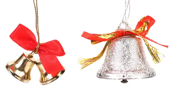 Twee kerst jingle bells met rood lint. — Stockfoto