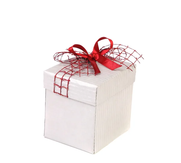 Caja de regalo blanca con lazo de cinta roja. — Foto de Stock