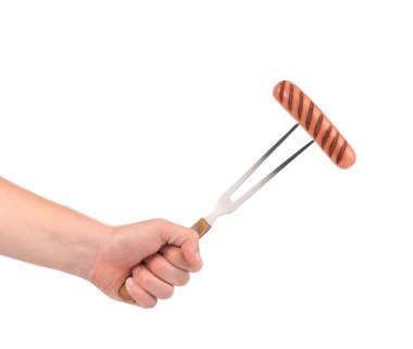 Çatalda ızgara sosis.