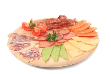 ahşap tepside çeşitli peynir.