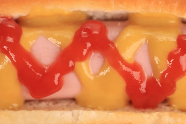 Primo piano di hot dog con senape e ketchup . — Foto Stock