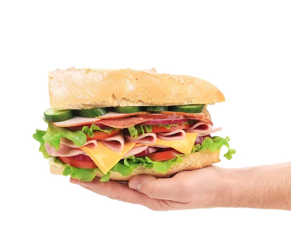 Γαλλική μπαγκέτα σάντουιτς στο χέρι. — Φωτογραφία Αρχείου