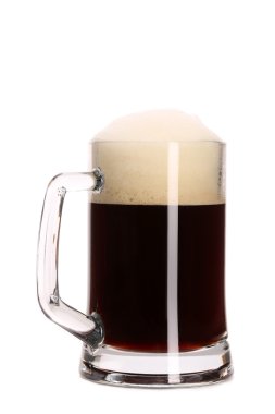 kahverengi bir bira dolu bardağı closeup.