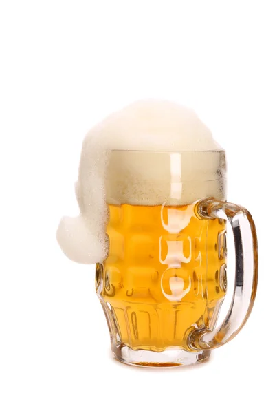 Кружка с пивом и шляпой Санты . — стоковое фото