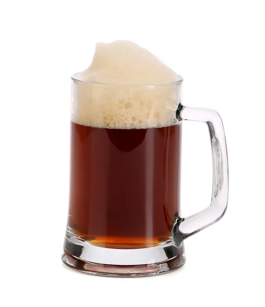 茶色のビールの完全なマグカップのクローズ アップ. — ストック写真