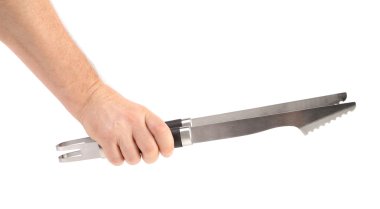 Barbekü maşa tutan el.