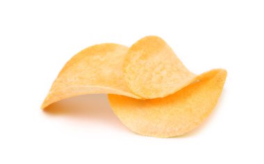 Beyaz arkaplanda patates cipsi.