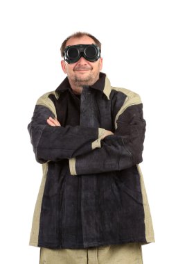 Gözlüklü kendine güvenen kaynak makinesi.