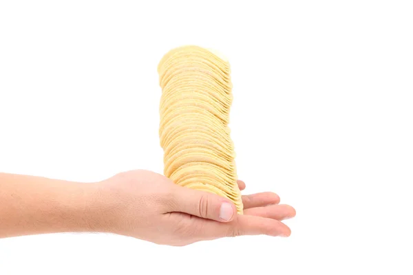 Стек картофельных чипсов под рукой . — стоковое фото