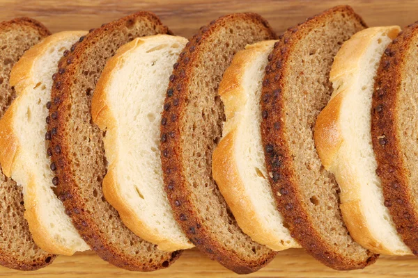 Pane affettato bianco e marrone. — Foto Stock