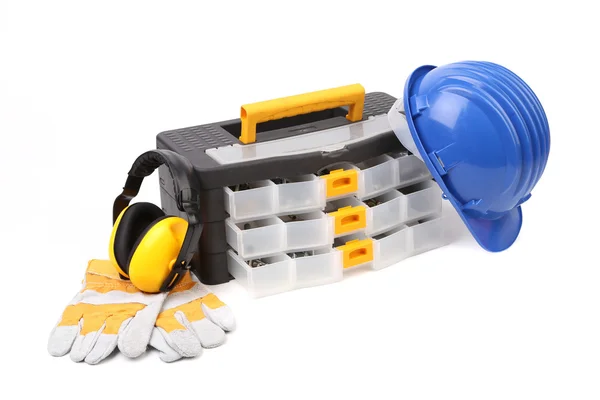 Werkzeugkiste mit Ohrenschützer-Handschuhen und Harthut. — Stockfoto