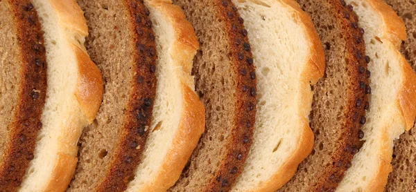 Pane affettato bianco e marrone. — Foto Stock