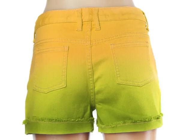 Gul gröna kvinnor jeansshorts. — Stockfoto