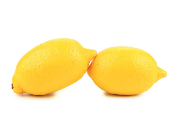Dvě čerstvé citrónové zblízka. — Stock fotografie