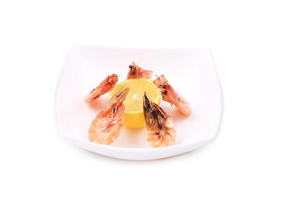 Assiette avec crevettes fraîches bouillies et citron . — Photo