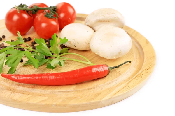 Verduras frescas en bandeja de madera . —  Fotos de Stock