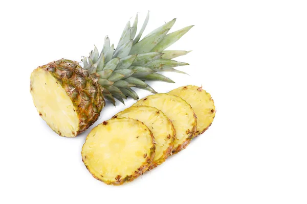 Close up van gesneden ananas. — Stockfoto