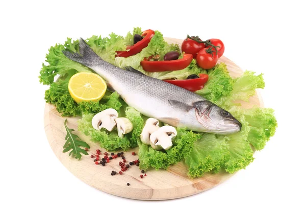 Färska havsabborre på fat med sallad. — Stockfoto