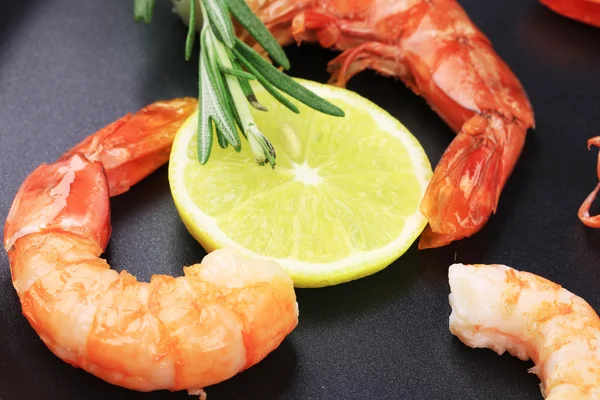 Fresh boiled shrimps on frying pan. — Stock Photo, Image