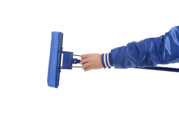 Hand houdt blauwe mop met spons — Stockfoto