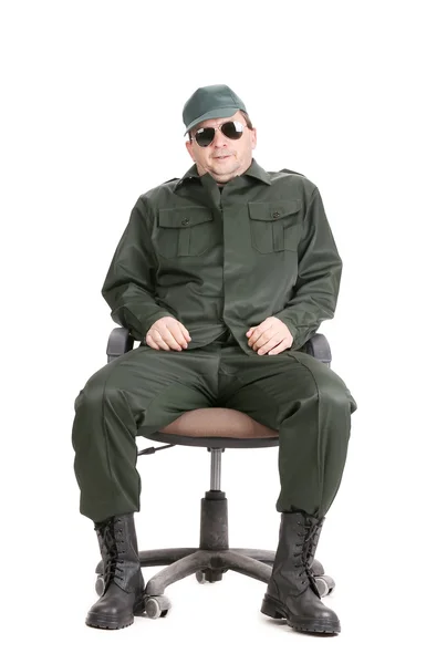 Pracovník v brýle sedí na židli — Stock fotografie