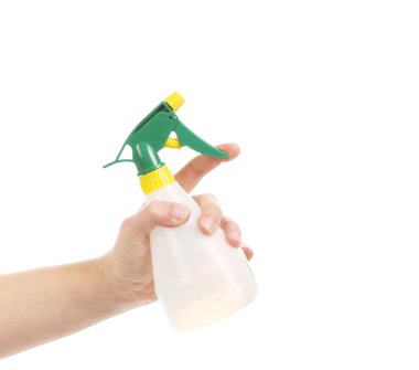 Beyaz plastik sprey şişe tutan el