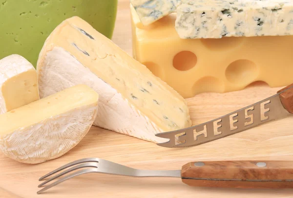 Vários tipos de queijos em madeira — Fotografia de Stock