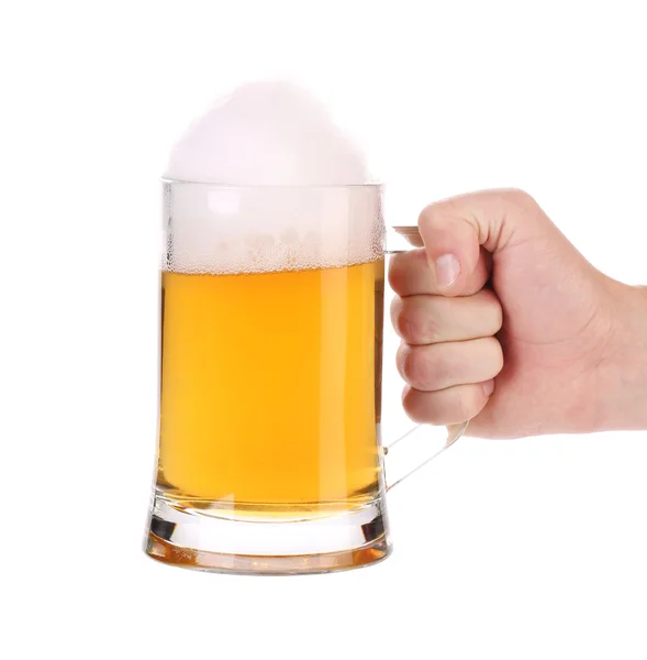 Homem mão segura cerveja na caneca — Fotografia de Stock