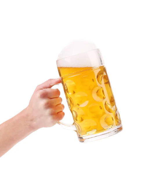 Man hand innehar öl i mugg — Stockfoto