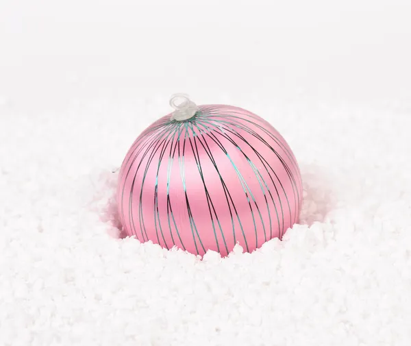 Rosa Weihnachtskugel — Stockfoto