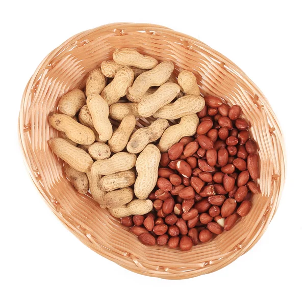 Koš plný s arašídy — Stock fotografie