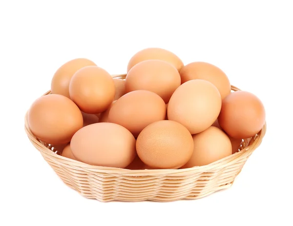 Huevos marrones en la cesta sobre un blanco — Foto de Stock