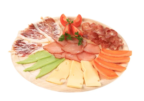 Разнообразный сыр на деревянной тарелке — стоковое фото