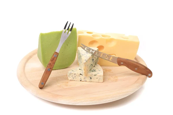 Різні види сирів на дереві — стокове фото