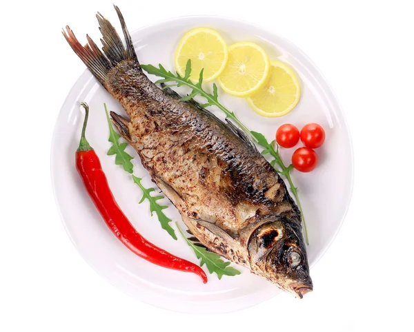 Smażona ryba na białym talerzu — Zdjęcie stockowe